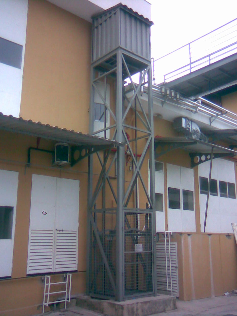 Estrutura externa de elevador de carga Interface em instalação industrial