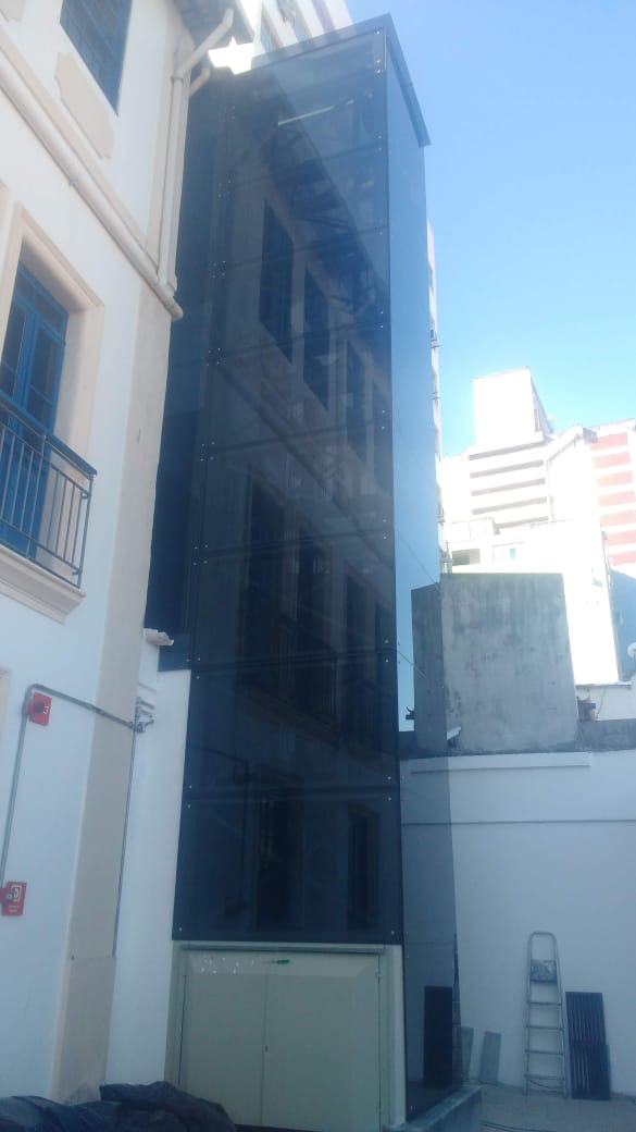 Estrutura externa envidraçada de elevador comercial Interface