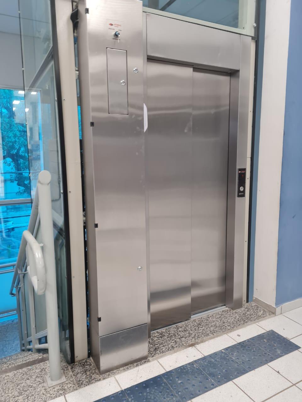 Elevador comercial Interface instalado em ambiente de circulação