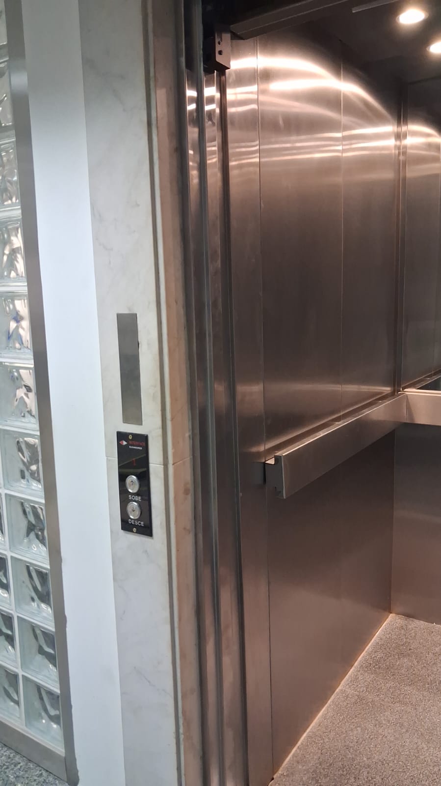 Cabine em aço inox de elevador residencial Interface