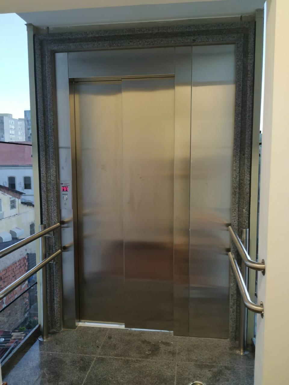 Elevador residencial Interface com porta em aço inox instalada em residência
