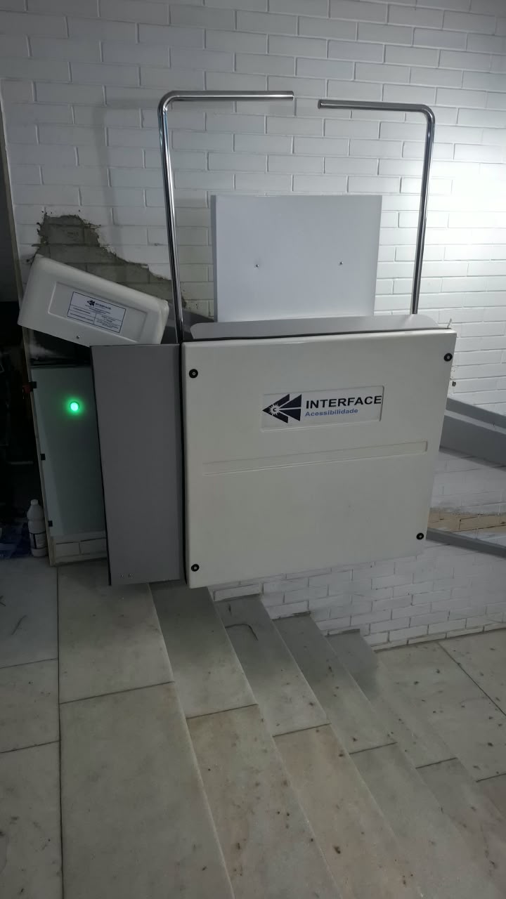 Plataforma inclinada recolhida junto à escada